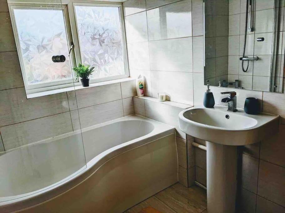 Hidden Gem !Stunning 3 Bedroom Home In Sheffield Handsworth Buitenkant foto